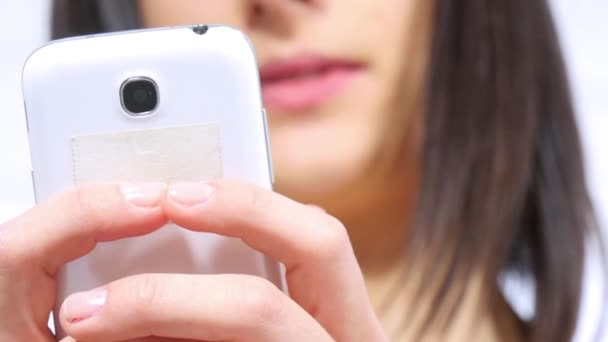 Primo piano di una donna mani utilizzando il telefono per sms — Video Stock