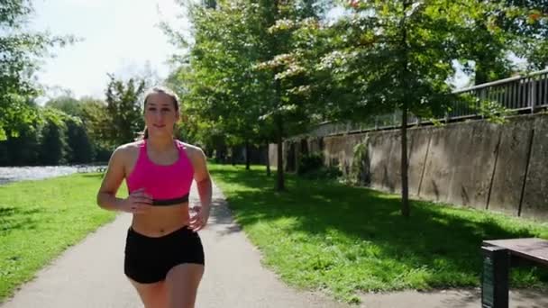 Vacker ung kvinna springa i naturen, Slowmotion — Stockvideo