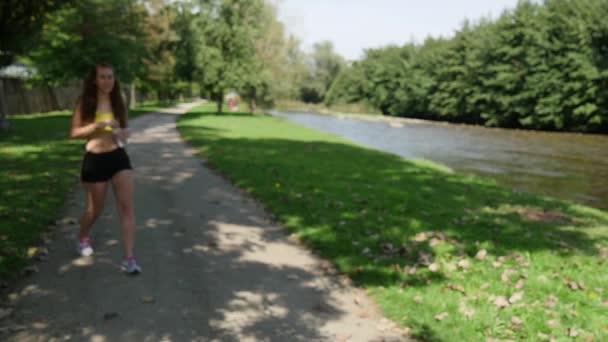 Chica feliz beber agua en la aptitud, cámara lenta — Vídeos de Stock