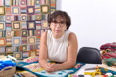 patchwork dikiş olgun esmer kadın