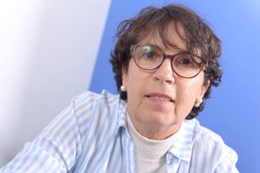 Gözlük ile orta yaşlı esmer kadın portresi