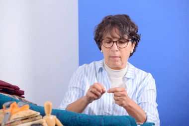 patchwork dikiş olgun esmer kadın