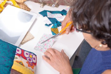 dikiş patchwork için olgun esmer kadın kesim kumaş
