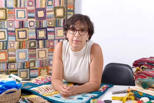 patchwork dikiş olgun esmer kadın