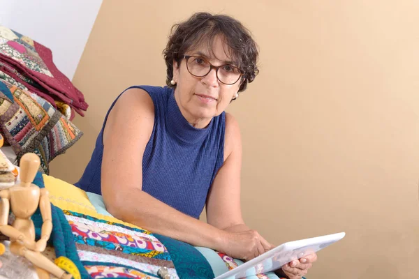 tablet bilgisayar kullanarak güzel Olgun kadın terzisi