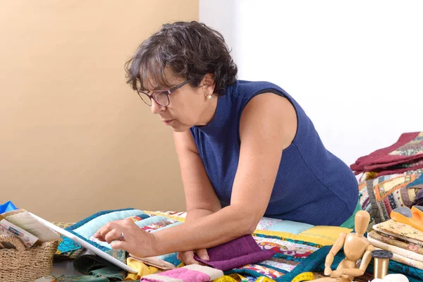 Hermosa costurera madura usando tableta ordenador — Foto de Stock