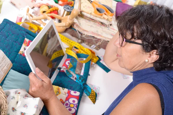 tablet bilgisayar kullanarak güzel Olgun kadın terzisi