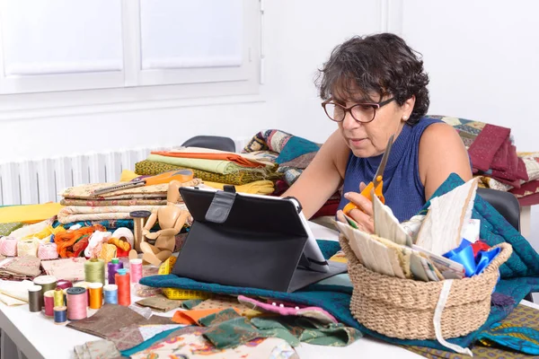 tablet bilgisayar kullanarak güzel Olgun kadın terzisi