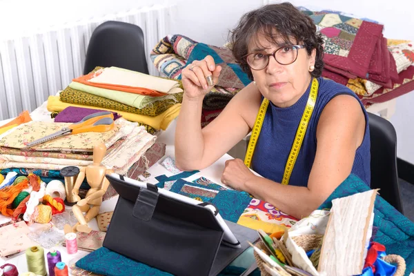 tablet bilgisayar kullanarak güzel Olgun kadın terzisi