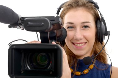 beyaz zemin üzerinde bir video kamera ile genç kadın