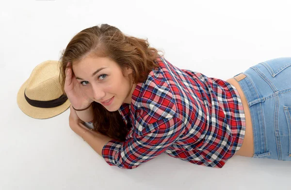 Sorrindo jovem deitada no chão — Fotografia de Stock