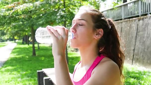 Chica feliz beber agua en la aptitud, cámara lenta — Vídeo de stock