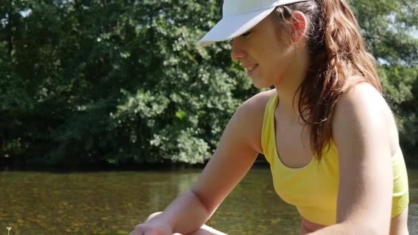 Portrait de jeune femme en forme à l'extérieur — Video