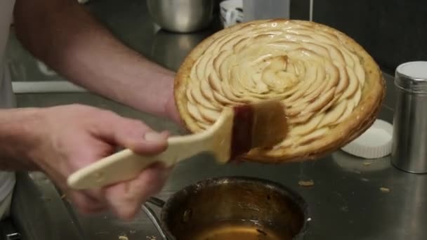 Pastry cook preparing  apple cake — Stock Video