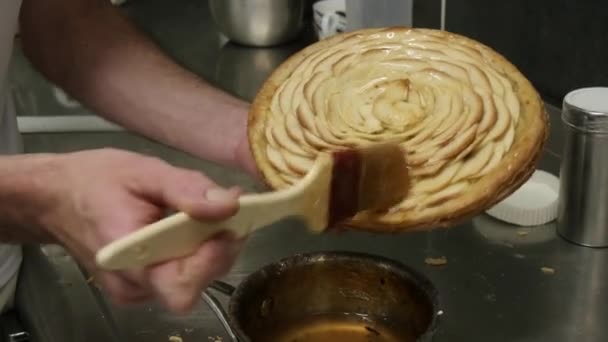 Pastelero preparando tarta de manzana — Vídeos de Stock