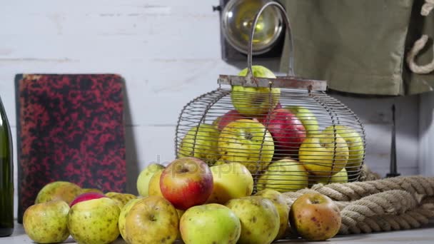 Láhev jablečného moštu s jablky — Stock video
