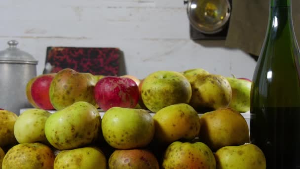 Rotation rapprochée des pommes biologiques mûres — Video