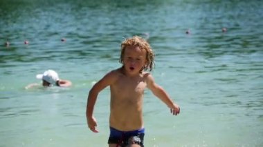  Kumsalda oynarken küçük sarışın çocuk