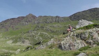 Bir kadın dağ gölü, ağır çekim hiking 