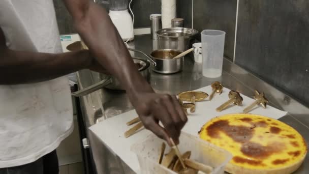 Pastelaria profissional cozinhar mãos preparar bolos — Vídeo de Stock