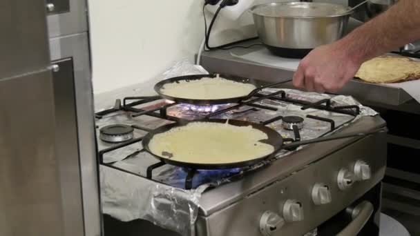Професійне тістечко готують руки готуючи торти — стокове відео