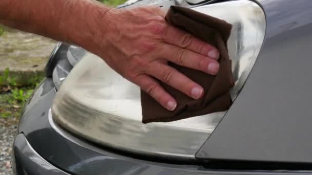 Man cleaning headlight with  cloth, car lights — Stock Video