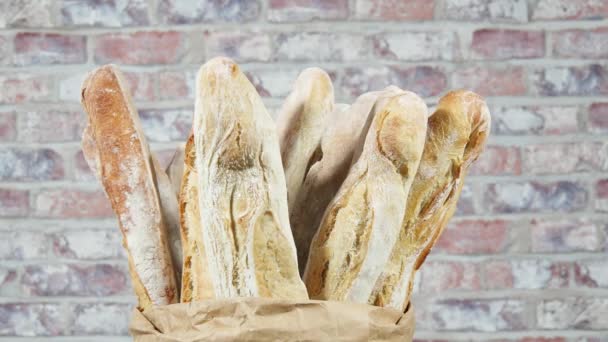 Molte baguette francesi pane in sacchetto di carta, rotazione — Video Stock