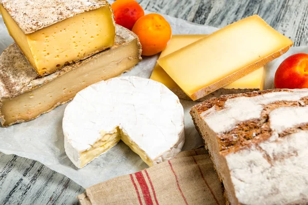 Verschillende Franse kazen met rustiek brood — Stockfoto