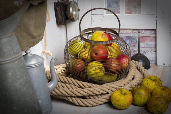 Panier en métal avec pommes bio sur une corde — Photo