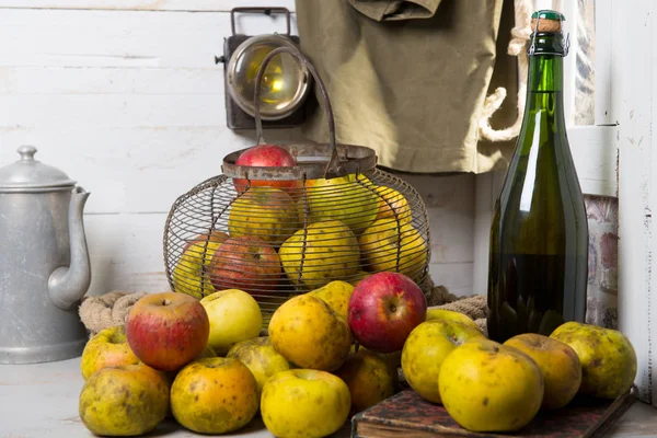 Manzanas frescas orgánicas con botella de sidra de Normandía — Foto de Stock