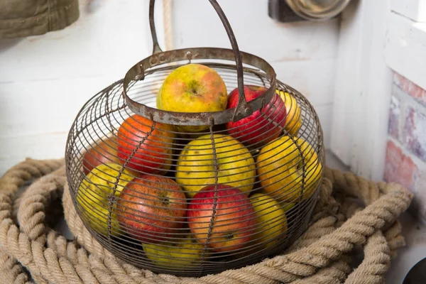 Καλάθι σε μέταλλο με οργανικά μήλα σε ένα σχοινί — Φωτογραφία Αρχείου