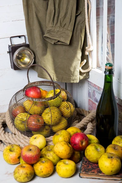 Manzanas frescas orgánicas con botella de sidra de Normandía — Foto de Stock