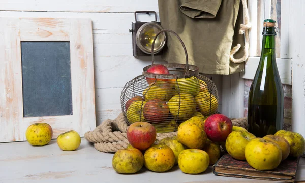 Manzanas frescas orgánicas con botella de sidra de Normandía — Foto de Stock