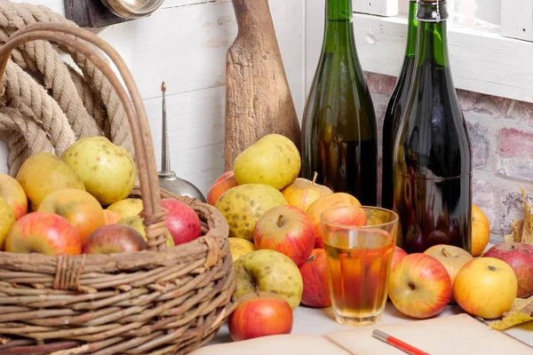 Maçãs frescas orgânicas com garrafa de cidra da Normandia — Fotografia de Stock