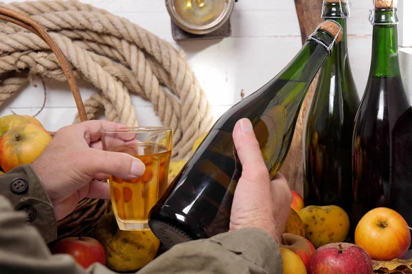 Homme avec une bouteille de cidre, gros plan — Photo