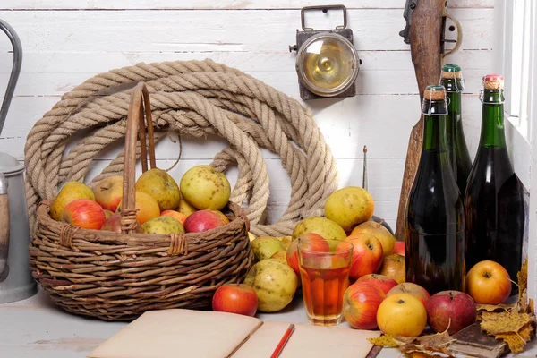 Manzanas frescas orgánicas con botella de sidra de Normandía —  Fotos de Stock