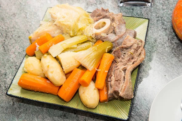 Stoofpot van rundvlees en groente, pot au feu — Stockfoto