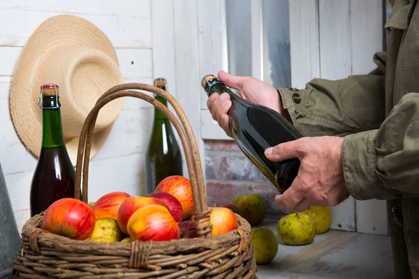 Man with a bottle of cider, close-up — Stock Photo, Image