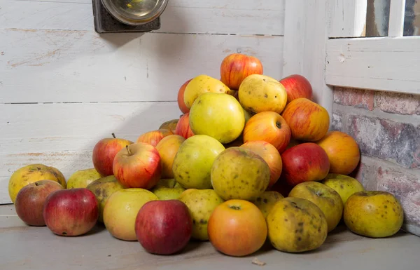 Κόκκινα και κίτρινα μήλα από τη Νορμανδία — Φωτογραφία Αρχείου