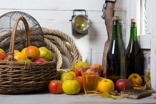 Manzanas frescas orgánicas con botella de sidra de Normandía — Foto de Stock