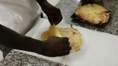 profesyonel pasta aşçı eller kek hazırlama