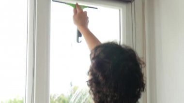 bir kadın evinin pencere Yıkama
