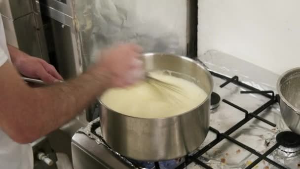 Profesyonel pasta aşçı eller kek hazırlama — Stok video