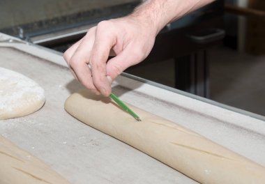 fırıncı ekmek hamuru hazırlar