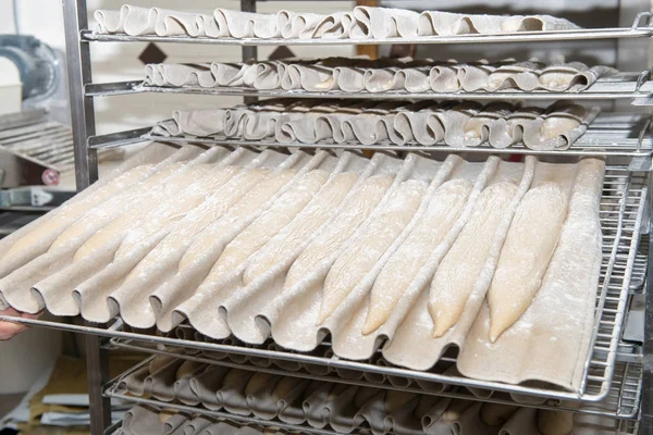 De bakker bereidt brood deeg — Stockfoto