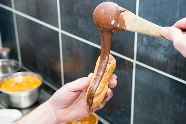 The pastry chef prepares pastries — Stock Photo, Image