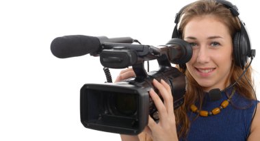 beyaz zemin üzerinde bir video kamera ile genç kadın