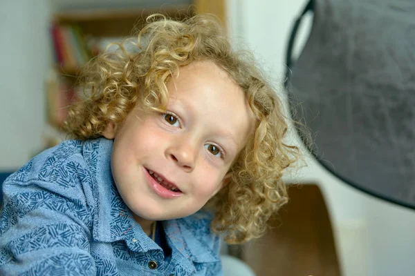 Portret van kleine jongen met blond en krullend haar — Stockfoto