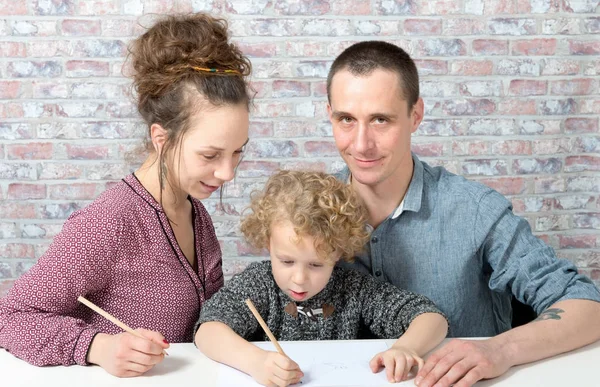 Familia feliz, niño, padre y madre dibujo — Foto de Stock