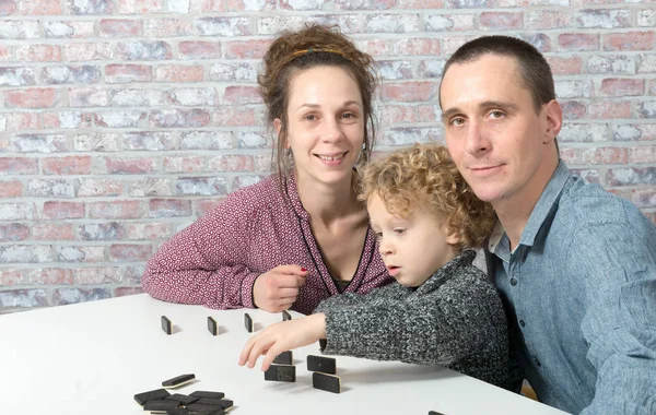 Familia feliz jugando dominó — Foto de Stock